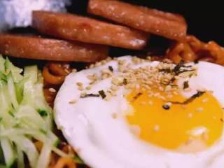 3、深夜食堂：火鸡面的正确打开方式！,摆上煎蛋、黄瓜丝、午餐肉，最后撒上海苔碎