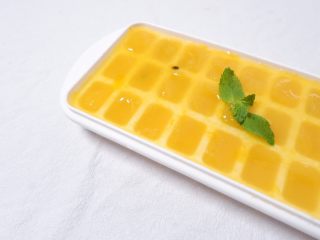 2、续命香芒百香果冰格吃法,取一冰格，每个冰格倒入1/2的果酱，再倒入1/2的矿泉水，搅拌均匀后放入冰箱冷冻，冷冻后取出就是这样啦