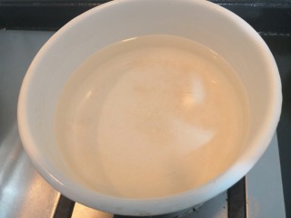 1、胡萝卜浓汤意面,锅中加清水，大火烧煮