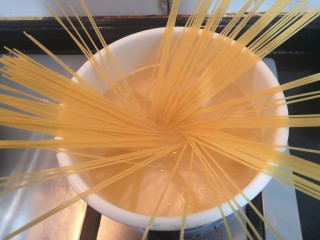 2、胡萝卜浓汤意面,水煮开，放入意大利面