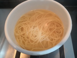 3、胡萝卜浓汤意面,意大利面，软化后，关小火煮10分钟