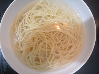 5、胡萝卜浓汤意面,把面，放入凉白开，过凉