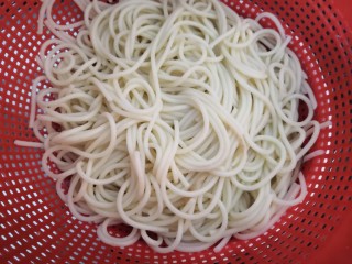 6、胡萝卜浓汤意面,过凉后，捞出，沥干水份，备用