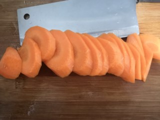 7、胡萝卜浓汤意面,胡萝卜，洗干净，切片