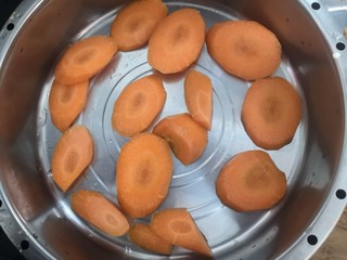 8、胡萝卜浓汤意面,把胡萝卜，放入蒸锅，上汽后蒸20分钟