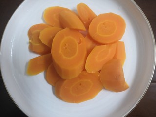 9、胡萝卜浓汤意面,蒸好的胡萝卜，放盘中凉凉