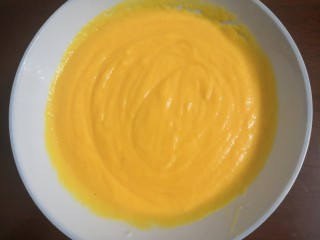 11、胡萝卜浓汤意面,搅打好的胡萝卜牛奶糊，倒出备用