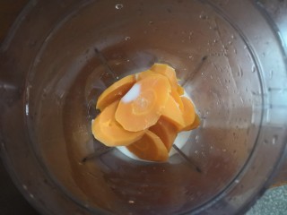 10、胡萝卜浓汤意面,胡萝卜凉凉后，放入料理机，倒入牛奶，搅打细腻