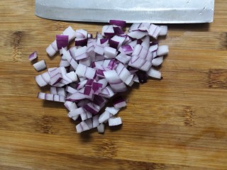 12、胡萝卜浓汤意面,洋葱，洗干净，切成丁