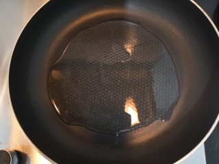 13、胡萝卜浓汤意面,热锅起油