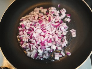 14、胡萝卜浓汤意面,倒入洋葱