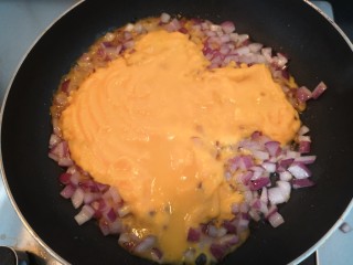 16、胡萝卜浓汤意面,把胡萝卜牛奶糊，倒入