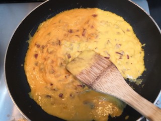 17、胡萝卜浓汤意面,搅拌均匀，成胡萝卜浓汤