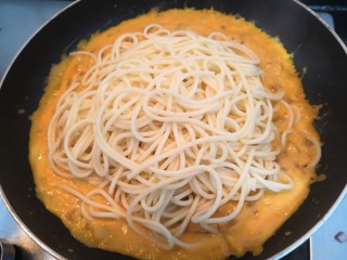 18、胡萝卜浓汤意面,放入意大利面，加入盐，翻拌均匀