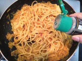 19、胡萝卜浓汤意面,翻拌均匀后，洒入少许的黑胡椒粉