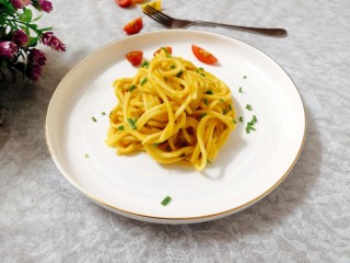 20、胡萝卜浓汤意面,再次翻拌均匀后，即可装盘上桌