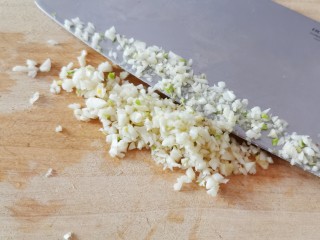 6、韩国海带汤,大蒜去皮切末