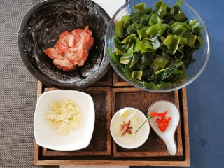 7、韩国海带汤,葱切片  红尖椒切圈 海带切条状