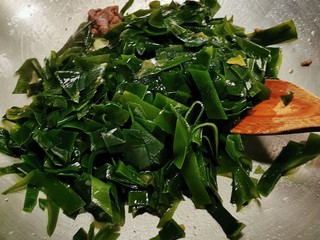 11、韩国海带汤,牛肉变色后放入海带翻炒2分钟