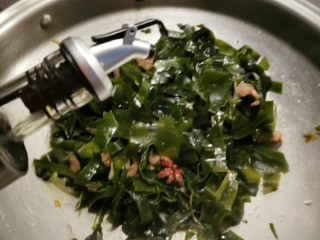 12、韩国海带汤,放入生抽入味