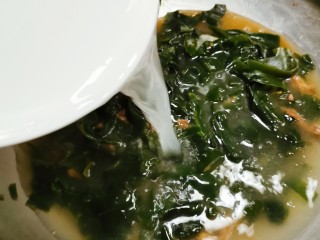14、韩国海带汤,倒入淘米水