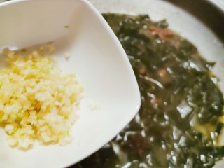 16、韩国海带汤,煮至海带适合自己口感需要时 放入蒜末增香去腥