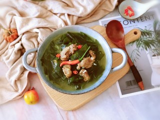 18、韩国海带汤,出锅 用红椒圈装饰一下  特别鲜美