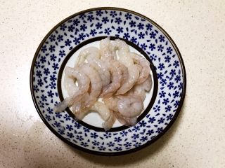2、宝宝健康食谱  小金鱼虾仁猪肉抄手,把虾仁清洗干净，挑出虾线