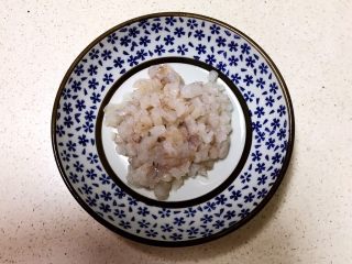 3、宝宝健康食谱  小金鱼虾仁猪肉抄手,把虾仁切成小块