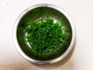 4、宝宝健康食谱  小金鱼虾仁猪肉抄手,香葱切成末