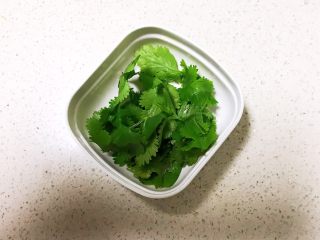 6、宝宝健康食谱  小金鱼虾仁猪肉抄手,香菜切成末