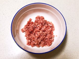 7、宝宝健康食谱  小金鱼虾仁猪肉抄手,猪肉馅放入碗里