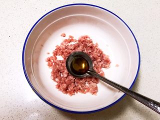 8、宝宝健康食谱  小金鱼虾仁猪肉抄手,加入1勺料酒