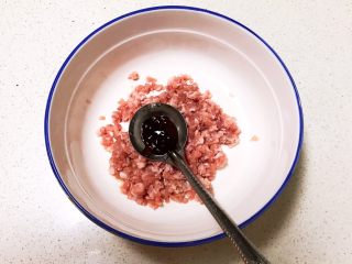 9、宝宝健康食谱  小金鱼虾仁猪肉抄手,加入1勺蚝油