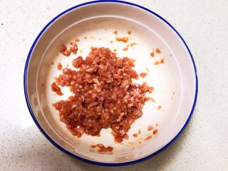 10、宝宝健康食谱  小金鱼虾仁猪肉抄手,顺着一个方向调匀