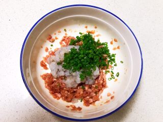 12、宝宝健康食谱  小金鱼虾仁猪肉抄手,加入葱末