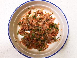 13、宝宝健康食谱  小金鱼虾仁猪肉抄手,顺着一个方向调匀