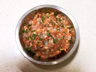 14、宝宝健康食谱  小金鱼虾仁猪肉抄手,把调好的虾仁猪肉馅放入盘里，静止入味15分钟