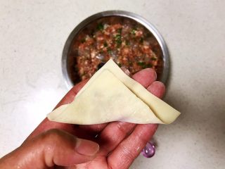 16、宝宝健康食谱  小金鱼虾仁猪肉抄手,把抄手皮对角折好