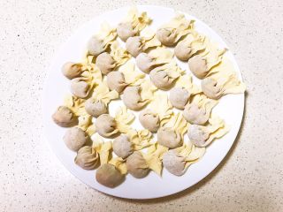 19、宝宝健康食谱  小金鱼虾仁猪肉抄手,逐一包好的小金鱼抄手，一次可以多做点，放入冰箱冷藏，吃的时候拿出来，不需要解冻，直接煮熟即可