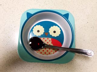 20、宝宝健康食谱  小金鱼虾仁猪肉抄手,调制碗汁：在碗里加入1勺生抽