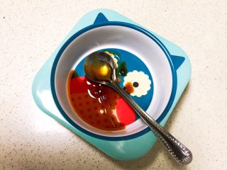 22、宝宝健康食谱  小金鱼虾仁猪肉抄手,加入1勺香油