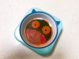 23、宝宝健康食谱  小金鱼虾仁猪肉抄手,把底料调匀