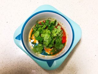 24、宝宝健康食谱  小金鱼虾仁猪肉抄手,加入香菜末