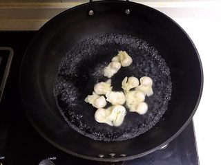 25、宝宝健康食谱  小金鱼虾仁猪肉抄手,锅里加入冷水烧开后放入小金鱼抄手