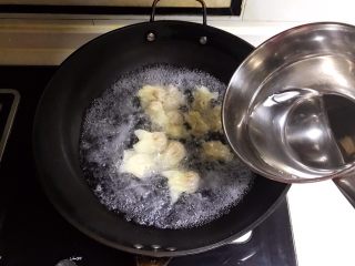 26、宝宝健康食谱  小金鱼虾仁猪肉抄手,煮开后加入200ml冷水