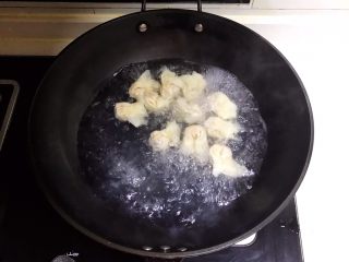 27、宝宝健康食谱  小金鱼虾仁猪肉抄手,水烧开后抄手漂浮上来就熟了