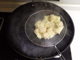 28、宝宝健康食谱  小金鱼虾仁猪肉抄手,把煮熟的抄手捞出来