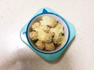 29、宝宝健康食谱  小金鱼虾仁猪肉抄手,放入碗里