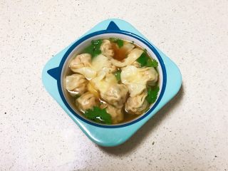 30、宝宝健康食谱  小金鱼虾仁猪肉抄手,加入2勺煮抄手的开水